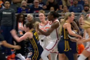 与NBA背后推人吹罚尺度不一致？裁判解释为何推倒克拉克没被驱逐